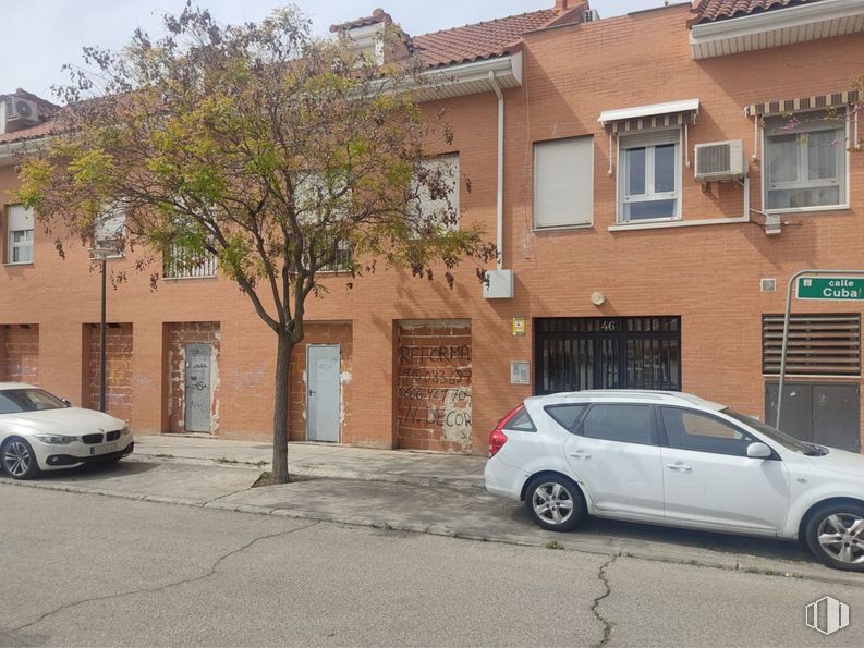 Retail for sale at Calle Cuba, 48, San Martín de la Vega, Madrid, 28330 with car, window, wheel, tire, door, automotive lighting, automotive exterior, automotive parking light, neighbourhood and residential area around