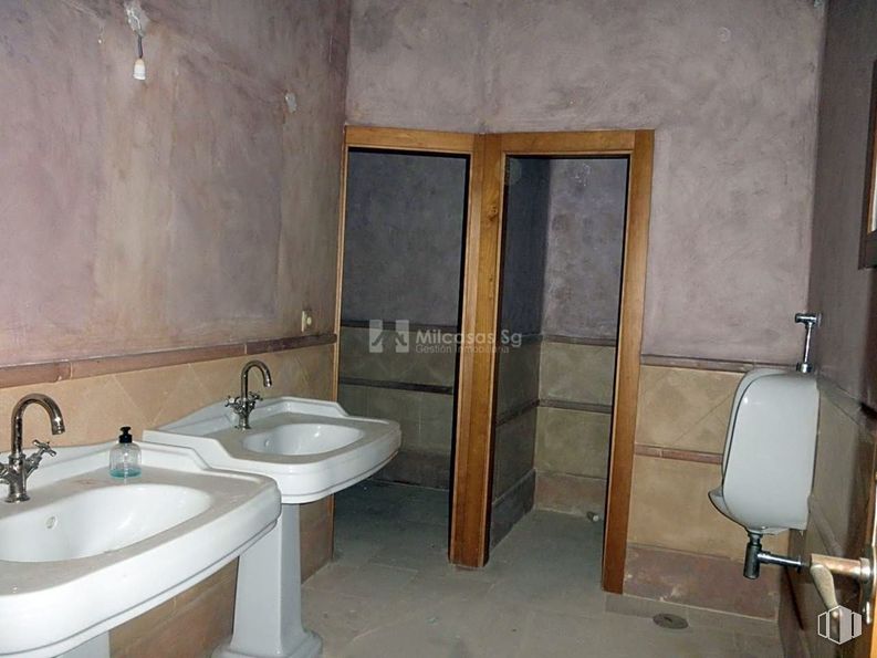 Retail for sale at Zona Centro, Sepúlveda, Segovia, 40300 with sink, toilet, tap, plumbing fixture, property, building, bathroom sink, mirror, bathroom and wood around