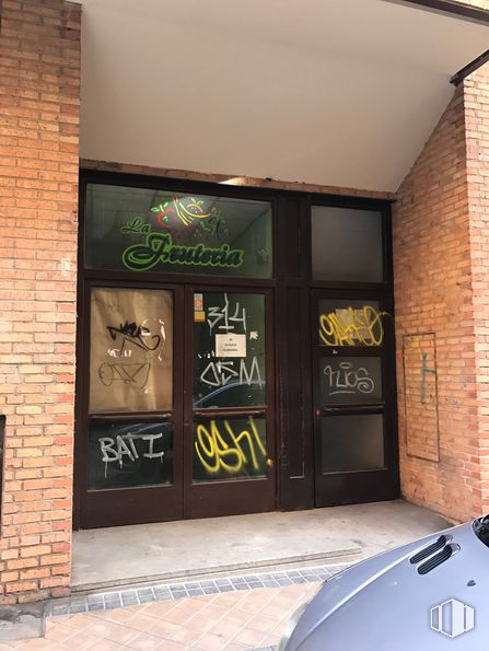 Retail for sale & for rent at Calle Roble,11, Segovia, 40002 with car, door, automotive parking light, fixture, automotive lighting, hood, facade, tints and shades, vehicle and brickwork around