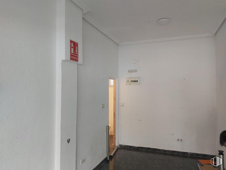 Retail for rent at Calle Corregidor José de Pasamonte, 21, Moratalaz, Madrid, 28030 with building, fixture, wood, floor, flooring, house, door, gas, paint and hardwood around