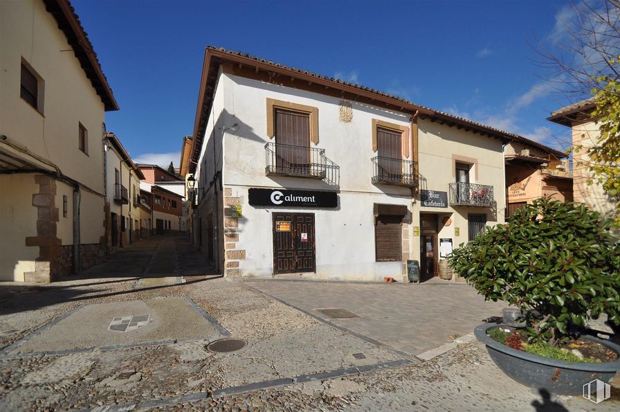 Retail for rent at Plaza Mayor C, Cogolludo, Guadalajara, 19230 with house, flowerpot, houseplant, sky, building, plant, window, road surface, door and land lot around