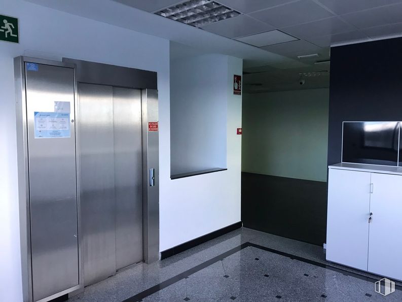 Oficina en alquiler en Calle Sofía, 10, Las Rozas de Madrid, Madrid, 28230 con ebanistería, refrigerador, accesorio, edificio, diseño de interiores, pared, piso, propiedad material, pavimentos y techo alrededor