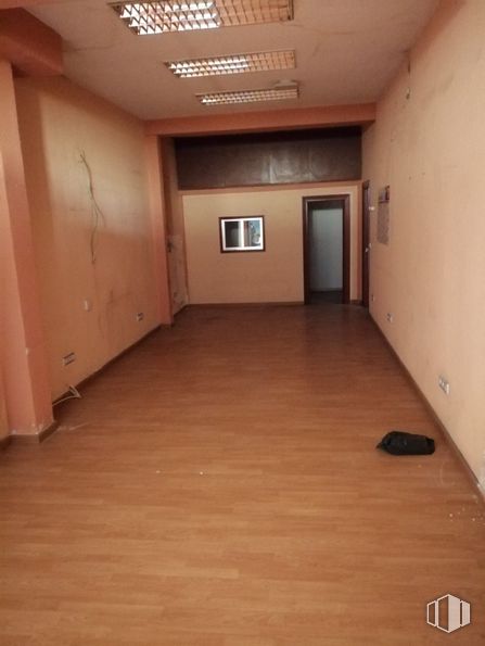 Local en venta en Calle Sacramento, San Sebastián de los Reyes, Madrid, 28700 con puerta, pasillo, madera, suelo, piso, tinte para madera, madera, barniz, accesorio y suelos laminados alrededor