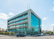 Office for rent at Calle Juan Ignacio Luca de Tena, 6, San Blas - Canillejas, Madrid, 28027 with car, building, cloud, sky, daytime, wheel, street light, tire, condominium and urban design around