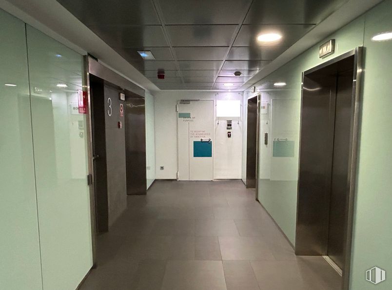 Oficina en alquiler en Edificio Cuzco III, Paseo Castellana, 135, Tetuán, Madrid, 28046 con edificio, accesorio, puerta, suelos, vidrio, techo, aluminio, habitación, evento y azul eléctrico alrededor