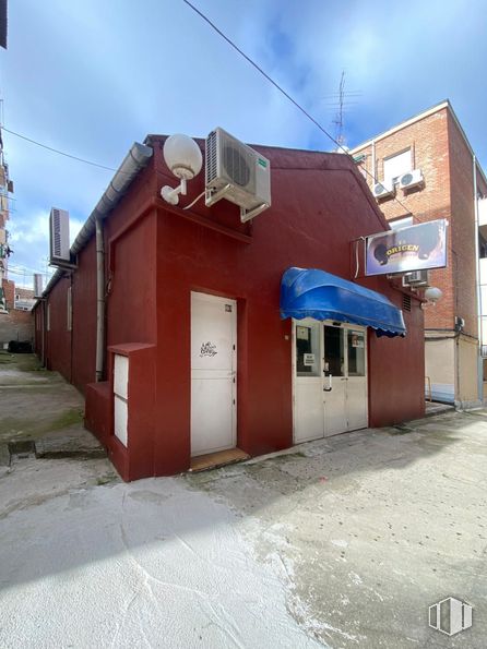 Local en venta en Calle Siena, Ciudad Lineal, Madrid, 28027 con cielo, edificio, nube, ventana, luz de la calle, casa, superficie de la carretera, asfalto, zona residencial y callejón alrededor