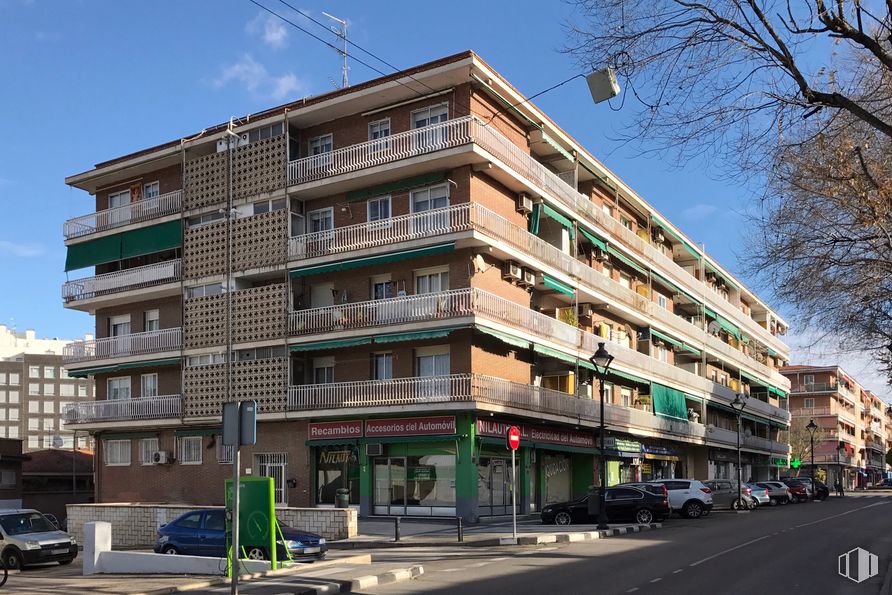 Local en alquiler y venta en Avenida Ejército, 42, Arganda del Rey, Madrid, 28500 con edificio, coche, cielo, ventana, diseño urbano, árbol, rueda, bloque de pisos, condominio y nube alrededor