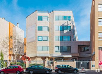 Oficina en venta en Calle Cronos, 18, San Blas - Canillejas, Madrid, 28037 con coche, edificio, ventana, neumático, rueda, cielo, nube, vehículo, azul y planta alrededor