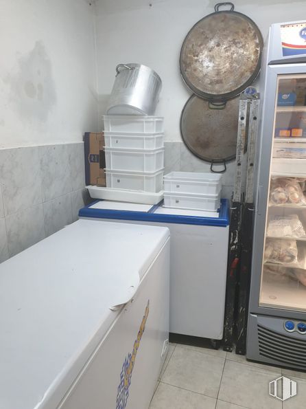 Local en venta en Zona Universidad, Móstoles, Madrid, 28933 con gas, estantería, máquina, habitación, estante, ingeniería, suelos, material compuesto, plástico y cableado eléctrico alrededor