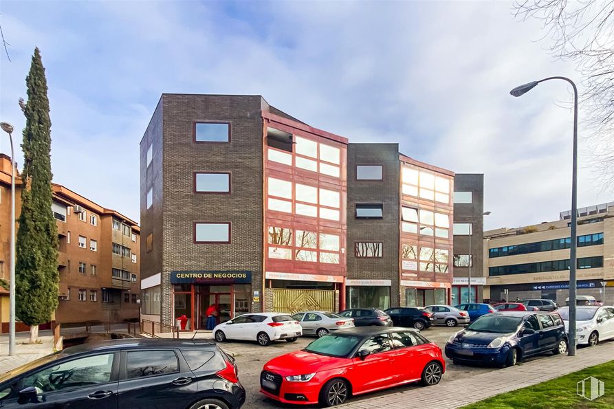 Oficina en alquiler en Calle Puerto Leones, 1, Majadahonda, Madrid, 28220 con coche, edificio, neumático, cielo, rueda, vehículo terrestre, vehículo, nube, infraestructura y ventana alrededor