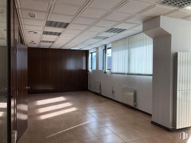 Nave en venta en San Crispín - La Estación Consorcio, Colmenar Viejo, Madrid, 28770 con ventana, persiana de la ventana, suelos, suelo, techo, interiorismo, alumbrado, hall, vidrio y edificio comercial alrededor