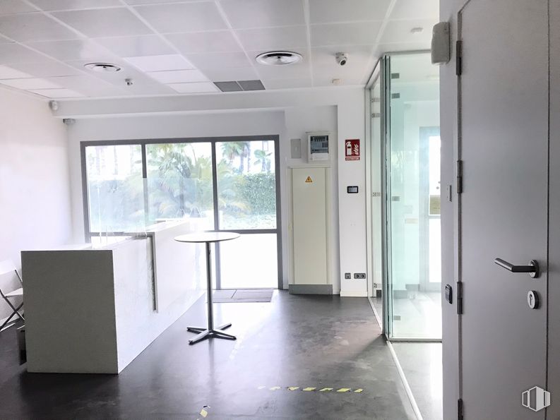 Oficina en alquiler en Calle Sofía, 10, Las Rozas de Madrid, Madrid, 28230 con taburete, puerta, edificio, accesorio, diseño de interiores, ventana, piso, pavimentos, bienes raíces y vidrio alrededor