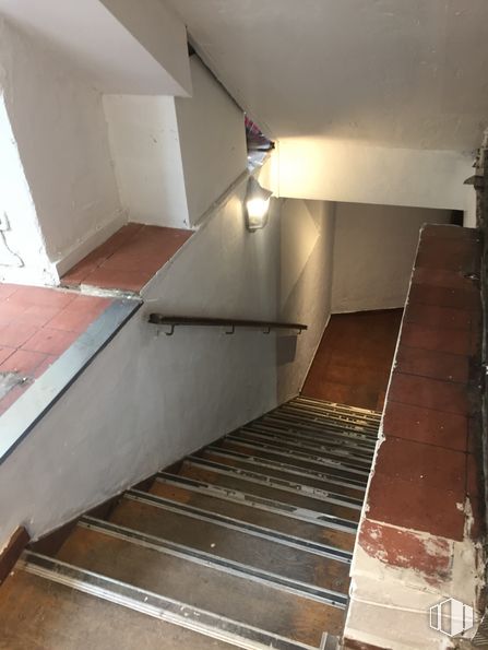 Local en alquiler y venta en Calle Arenal, Centro, Madrid, 28013 con alumbrado, ventana, edificio, escaleras, accesorio, madera, piso, casa, suelo y material compuesto alrededor