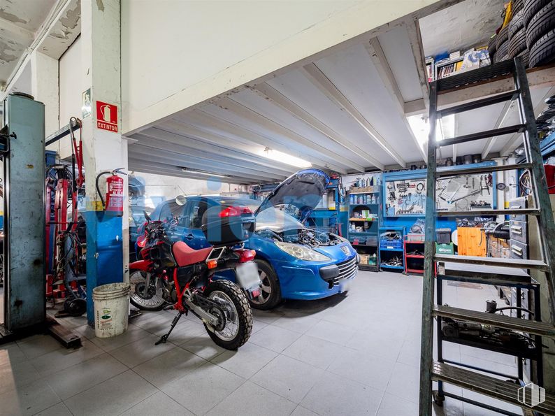 Local en venta en Calle Sandalio López, Fuencarral - El Pardo, Madrid, 28034 con neumático, motocicleta, rueda, luz de estacionamiento, vehículo terrestre, vehículo, iluminación del automóvil, neumático de automoción, vehículo de motor y coche alrededor