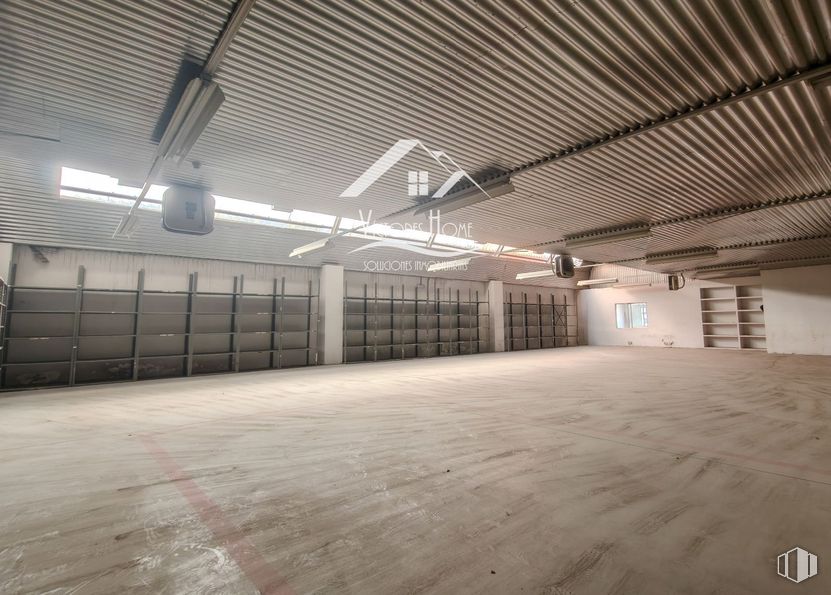 Industrial for rent at Carretera Villaverde a Vallecas, Villa de Vallecas, Madrid, 28031 with flooring, floor, ceiling, hall, warehouse, fluorescent lamp, building material, basement, light fixture and parking lot around