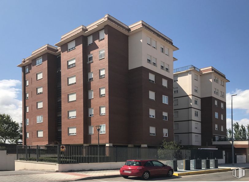 Local en alquiler y venta en Calle Ernesto Che Guevara, 11, Fuenlabrada, Madrid, 28942 con coche, edificio, cielo, nube, rueda, vehículo, ventana, infraestructura, neumático y condominio alrededor