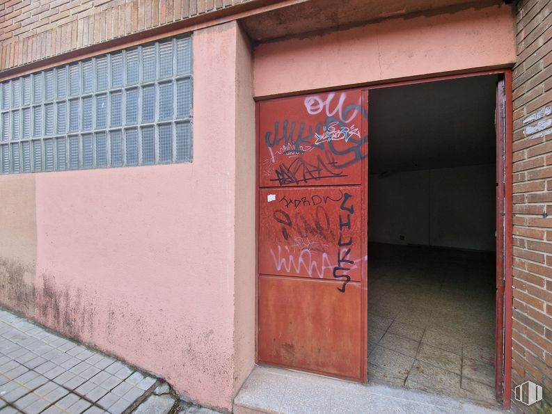 Local en venta en Avenida Doctor Toledo, Las Rozas de Madrid, Madrid, 28230 con puerta, ventana, accesorio, ladrillo, madera, albañilería, superficie de la carretera, escritura a mano, material de construcción y arte alrededor