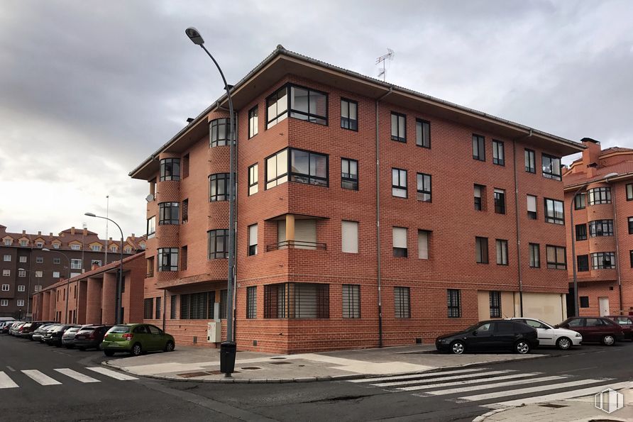 Retail for sale at Calle Alfredo Abella, 1, Ávila, 05003 with car, building, cloud, land vehicle, sky, wheel, window, vehicle, street light and tire around