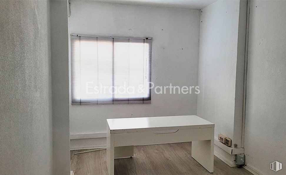 Nave en alquiler y venta en Calle Cámara de la Industria, Móstoles, Madrid, 28938 con escritorio, persiana de la ventana, ventana, mesa, propiedad, accesorio, madera, suelos, suelo y pared alrededor