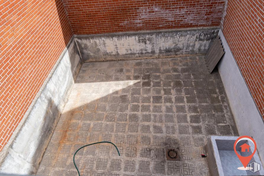 Retail for sale at Calle Nuestra Señora Soledad, Fuensalida, Toledo, 45510 with road surface, brickwork, brick, building material, floor, rectangle, flooring, composite material, wood and sidewalk around