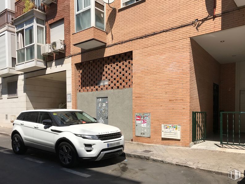 Local en venta en Paseo Perales, 62, La Latina, Madrid, 28011 con coche, rueda, ventana, neumático, luz de estacionamiento automotriz, vehículo terrestre, vehículo, edificio, placa de matrícula del vehículo y neumático automotriz alrededor