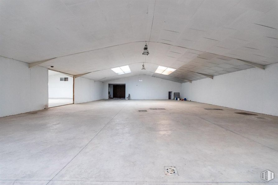 Industrial for rent at Calle Castrobarto, Barajas, Madrid, 28042 with light fixture, flooring, floor, ceiling, hall, concrete, daylighting, shade, design and plaster around