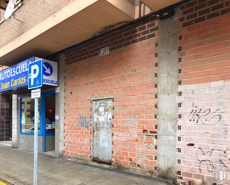 Retail for rent at Avenida Juan Carlos I, 56, Talavera de la Reina, Toledo, 45600 with door, brick, architecture, brickwork, font, wood, facade, sidewalk, city and road around