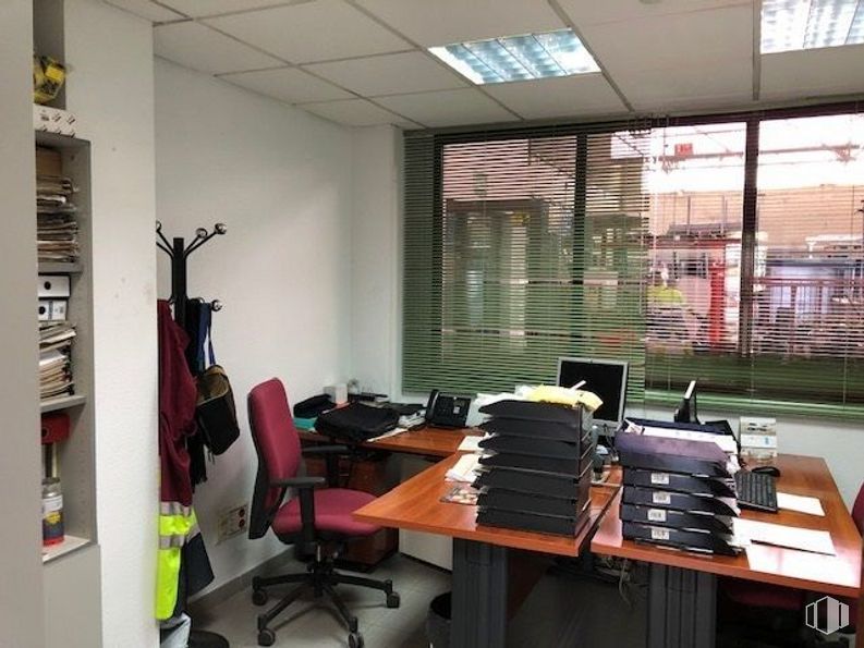 Nave en venta en Zona Industrial San Fernando de Henares, San Fernando de Henares, Madrid, 28830 con silla, ventana, mesa, mueble, edificio, escritorio, silla de oficina, diseño de interiores, escritorio y alumbrado alrededor