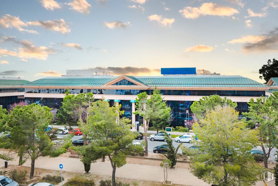 Oficina en alquiler en Campus Ática, Avenida Europa, 26, Pozuelo de Alarcón, Madrid, 28223 con edificio, nube, coche, cielo, planta, vehículo, árbol, diseño urbano, sombra y edificio comercial alrededor