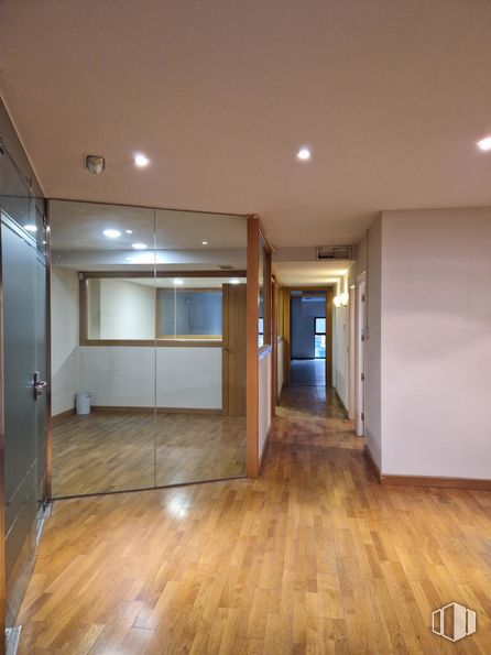 Office for rent at Calle Muñoz Urra, 7, Talavera de la Reina, Toledo, 45600 with building, wood, hall, fixture, flooring, wood stain, laminate flooring, hardwood, varnish and door around