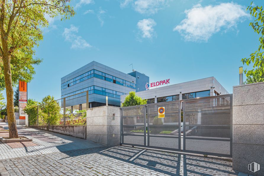 Oficina en alquiler en Edificio Monterrey, Calle Severo Ochoa, 3, Las Rozas de Madrid, Madrid, 28230 con edificio, cielo, nube, planta, propiedad, árbol, superficie de la carretera, diseño urbano, zona residencial y fachada alrededor