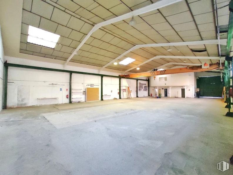 Industrial for sale at Polígono industrial, Arganda del Rey, Madrid, 28500 with light fixture, lighting, flooring, ceiling, floor, hall, fluorescent lamp, warehouse, beam and shade around