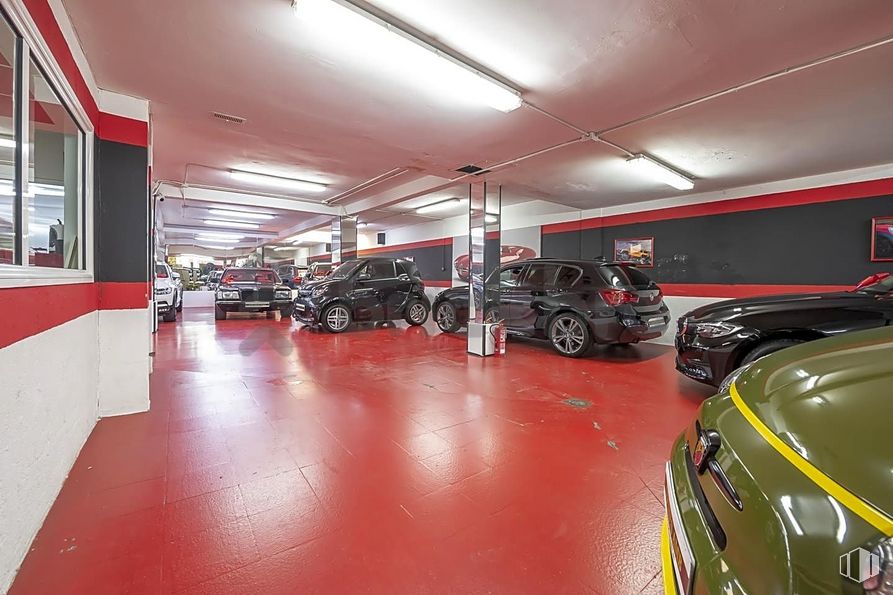 Retail for sale at Calle López Mezquía, 9, Carabanchel, Madrid, 28019 with car, tire, wheel, light fixture, automotive parking light, vehicle, automotive lighting, motor vehicle, automotive tire and automotive design around