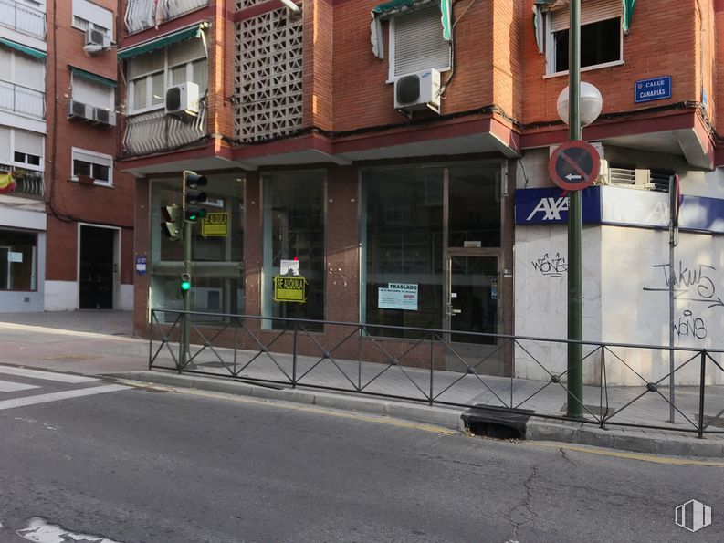 Local en venta en Calle Canarias, 11, Móstoles, Madrid, 28931 con ventana, edificio, superficie de carretera, acera, carretera, fachada, gas, ciudad, diseño urbano y puerta alrededor