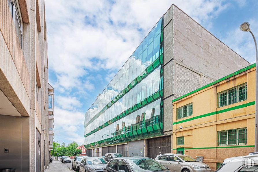 Office for rent at Calle Ulises, 108, Hortaleza, Madrid, 28043 with car, window, building, metropolitan area, commercial building, composite material, glass, family car, headquarters and engineering around