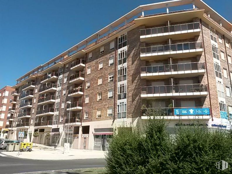 Local en alquiler y venta en Calle Agustín Rodríguez Sahagún, Ávila, 05003 con edificio, planta, cielo, ventana, bloque de torre, diseño urbano, condominio, edificio comercial, propiedad material y área residencial alrededor