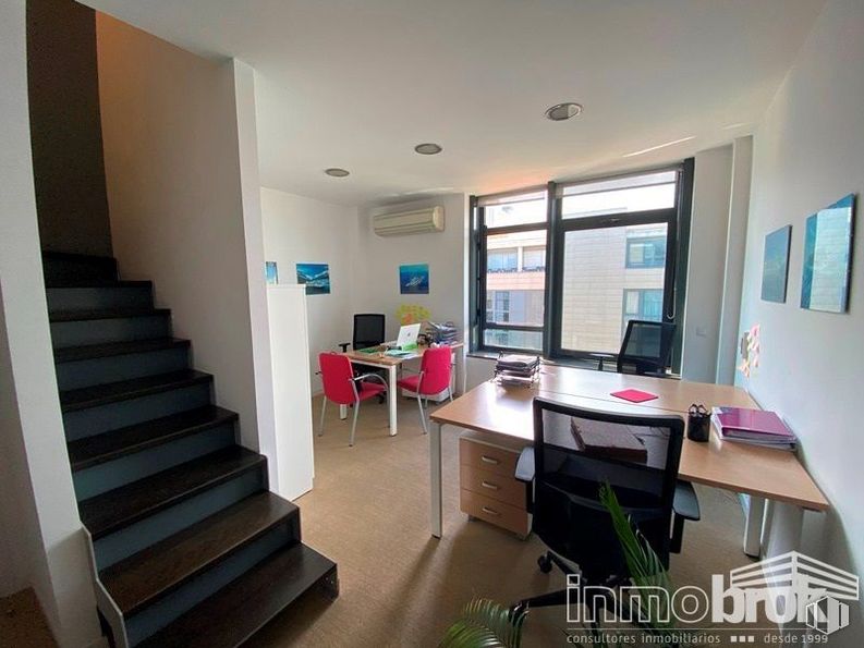 Oficina en venta en Zona Sanchinarro, Hortaleza, Madrid, 28050 con silla, mesa, mueble, edificio, ventana, escritorio, silla de oficina, madera, accesorio y escritorio para computadora alrededor