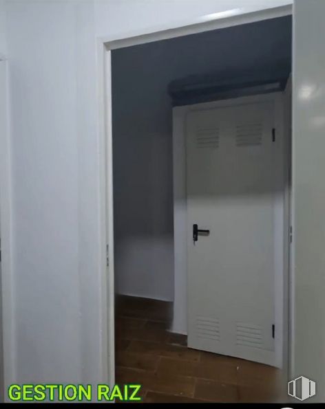 Local en alquiler en Zona centro, Centro, Madrid, 28012 con puerta, accesorio, asa, edificio, suelo, suelos, puerta de casa, madera, gas y exterior del automóvil alrededor