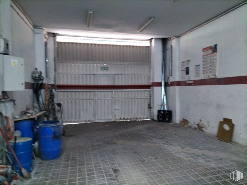 Industrial for sale at Calle Felix Lopez, Carabanchel, Madrid, 28025 with fixture, floor, wood, flooring, building, gas, hardwood, ceiling, machine and house around