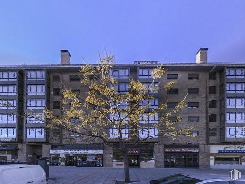 Local en venta en Calle Araucaria, 26, Tetuán, Madrid, 28039 con edificio, camioneta, cielo, ventana, coche, vehículo, planta, diseño urbano, barrio y zona residencial alrededor