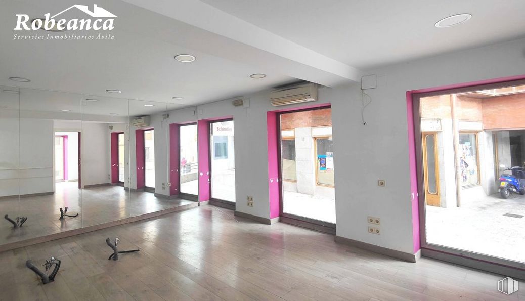 Retail for rent at Calle San Juan de la Cruz, Ávila, 05001 with mirror, lighting, hall, fixture, flooring, floor, building, line, door and ceiling around