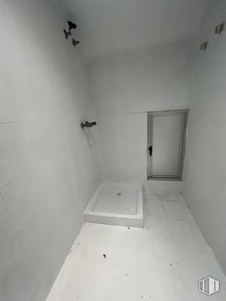 Nave en alquiler en Calle Puerto Navacerrada, 54, Móstoles, Madrid, 28935 con puerta, blanco, suelo, suelos, azulejo, suelo de baldosas y escayola alrededor