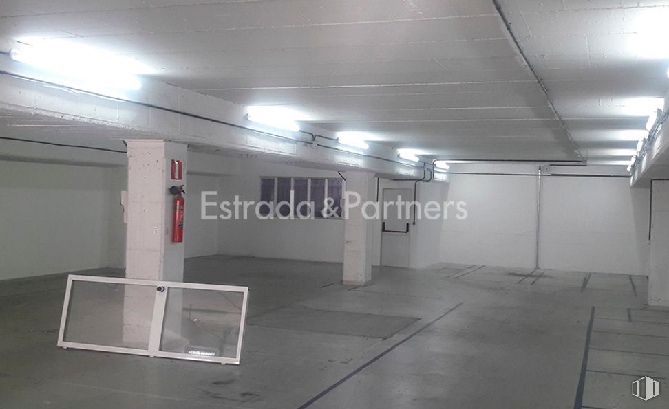 Nave en venta en Zona industrial, Alcobendas, Madrid, 28108 con edificio, accesorio, pavimentos, piso, aparcamiento, gas, techo, vidrio, puerta y metal alrededor