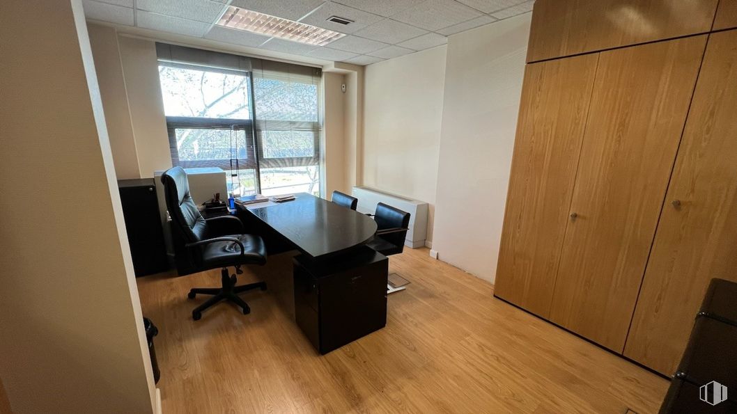 Oficina en venta en Calle Vía Dos Castillas, 15, Pozuelo de Alarcón, Madrid, 28224 con silla, escritorio, armario, ventana, alacena, mesa, mesa, silla de oficina, accesorio y interiorismo alrededor