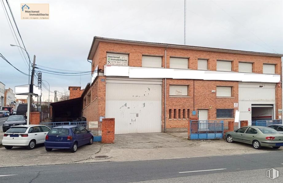 Industrial for sale at Zona industrial, Segovia, 40006 with car, window, automotive parking light, automotive lighting, family car, automotive tail & brake light, parking, mid-size car, brickwork and car door around