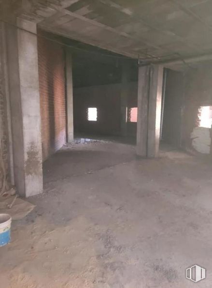 Retail for sale at Zona centro, Cuenca, 16003 with flooring, floor, wood, fixture, gas, composite material, ceiling, building, concrete and hall around