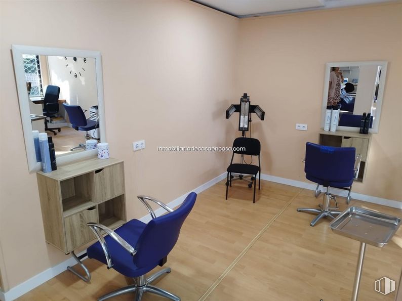 Retail for rent at Plaza Juan XXIII, Alcalá de Henares, Madrid, 28804 with chair, mirror, cabinetry, furniture, building, office chair, interior design, flooring, floor and service around