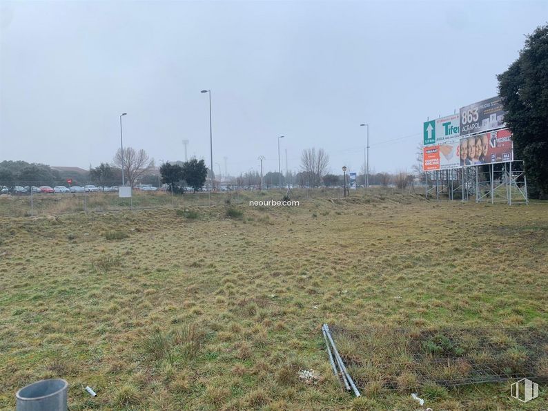 Land for sale at Calle de la Ciudad de Toledo, Ávila, 05004 with sky, plant, tree, street light, land lot, grass, grassland, plain, natural landscape and landscape around