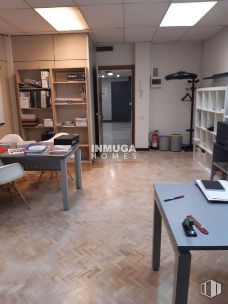 Oficina en venta en Calle Carranza, Centro, Madrid, 28004 con mesa, mueble, madera, estante, suelos, suelo, estantería, hall, edificio y madera dura alrededor