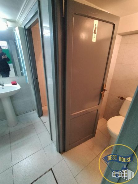 Retail for sale at Zona Centro, Cuenca, 16004 with sink, door, person, toilet, property, bathroom, plumbing fixture, fixture, building and shower door around